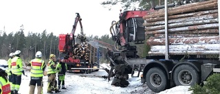 TV: Timmerbilsolycka utanför Katrineholm – släp välte omkull