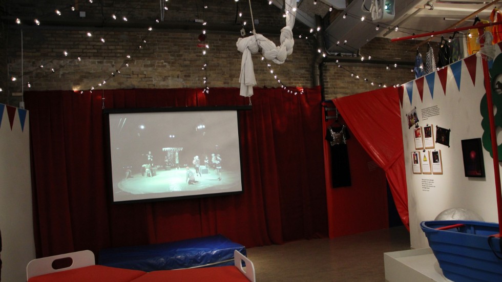 I utställningen "Cirkusfamiljen" har Stadsmuseets cirkusskola för höstlovslediga barn.