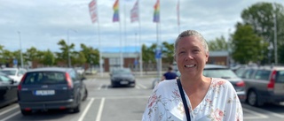 Prideflaggan vajar året runt utanför matbutiken i Trosa:"rätten att älska vem man vill"