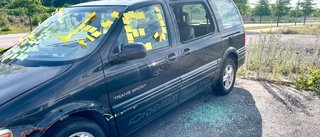 Vandaliserad bil på Lövåsen fylldes med post-it lappar – oklara omständigheter
