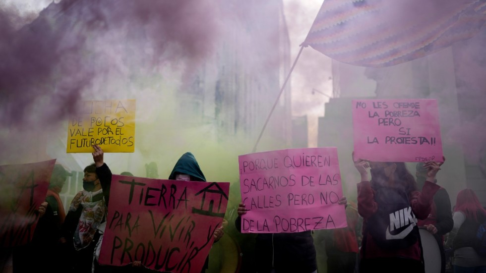 Demonstranter i Buenos Aires i Argentina kräver ökat socialt och ekonomiskt stöd från regeringen.