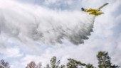 Svårsläckt skogsbrand inringad – väder oroar