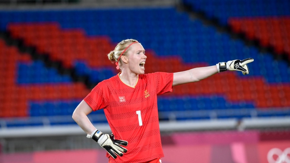 Sveriges målvakt Hedvig Lindahl hade lätt att göra sig hörd under OS i fjol, när läktarna gapade tomma. I EM lär hon tvingas höja rösten betänkligt.