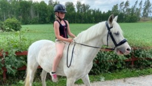 Ny succé för 9-åriga dressyrryttaren Elna Asplund: "Bra gjort i starkt startfält"