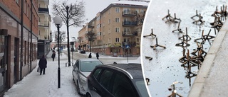 Snöröjare hittade fotanglar i korsning i centrala Eskilstuna