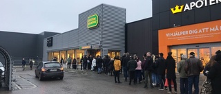 Långa köer till Systembolaget i Gustafsberg – alla fick inte plats i butiken
