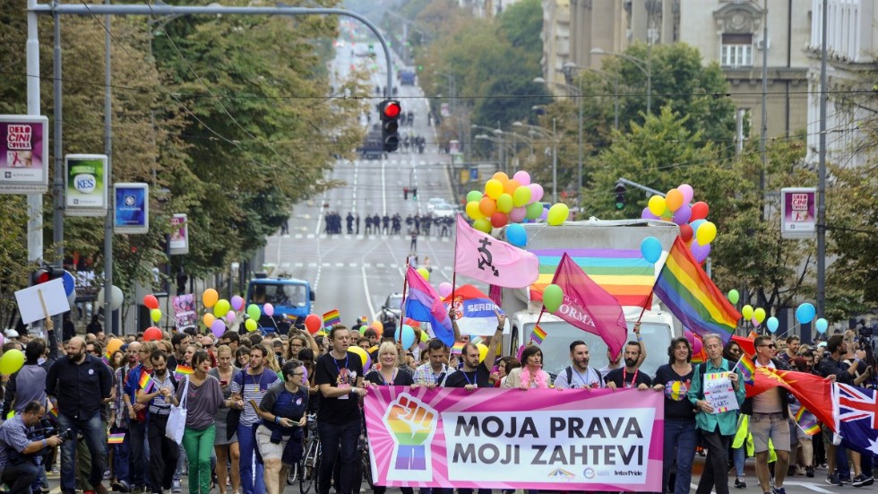 Bild från Belgrad Pride 2018. Goran Miletic står längst fram, och håller i banderollens vänstra hörn.