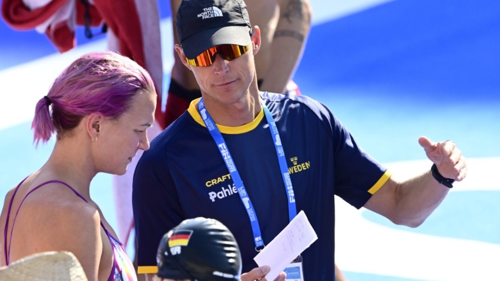 Sarah Sjöström och landslagstränaren Johan Wallberg på VM-arenan i Rom.