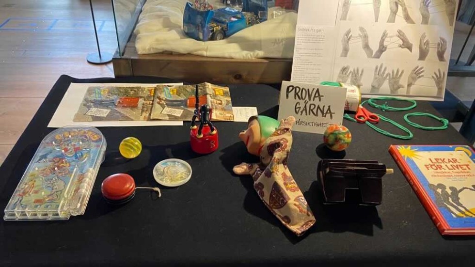 Utställningen vill uppmuntra besökarna att testa de gamla leksakerna. De har fått hjälp av en lokal samlare att bidra med sin samling.