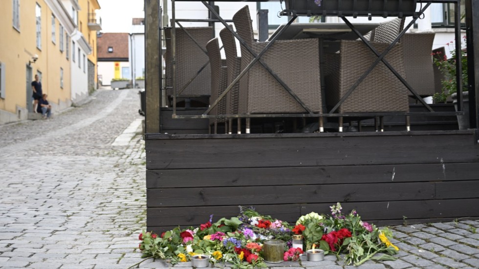 Blommor och ljus vid Donners plats i Visby, där Ing-Marie Wieselgren attackerades den 6 juli. Arkivbild.