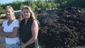 Stor brand strax utanför Vimmerby – tio ton kompost fattade eld • Chefen: "Högen behöver bevakas en vecka"