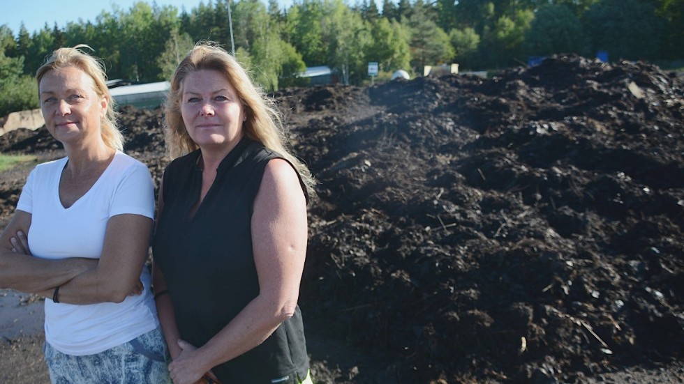 Therese Adolfsén, driftledare inom renhållning och avfallstekniker Marika Andersson vid komposthögen som omfattar cirka tio ton massor och som började brinna på onsdagskvällen.