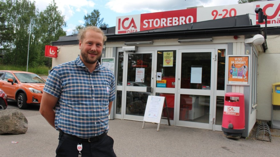 Jakob Riis driver Ica i Storebro. Han ser det som en självklarhet att sponsra de olika sökgrupperna.