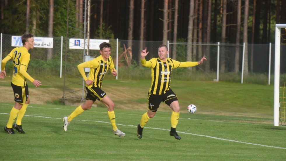 Ricky Gustafsson visade vägen för Gullringen med tre mål när laget vände och vann hemma mot Stensjön.