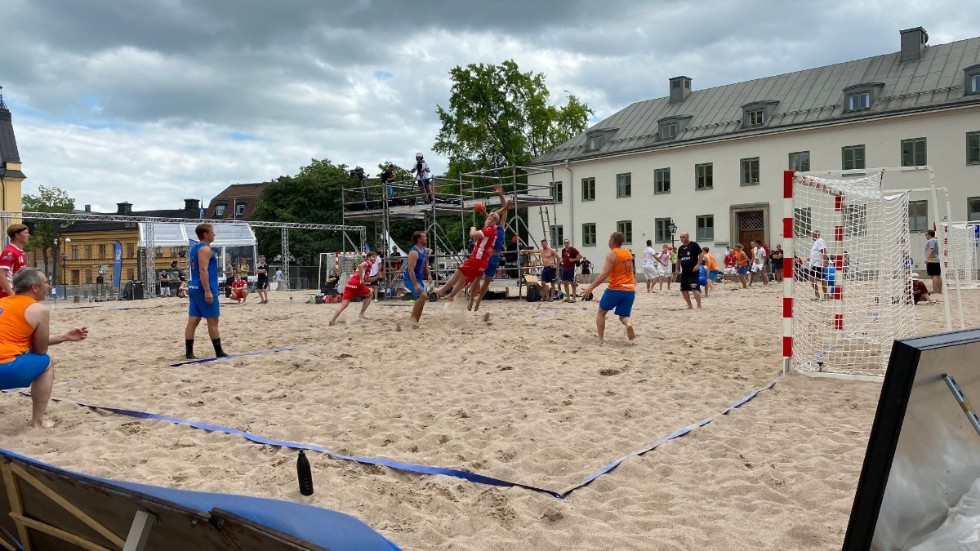 SM-veckan bjöd bland annat på beachhandboll vid slottet i Linköping.