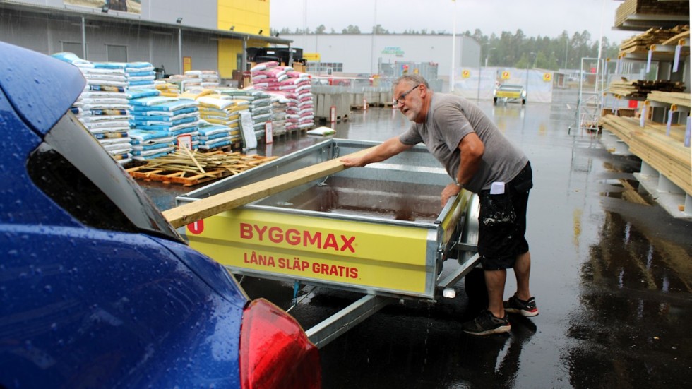 Bernt Johansson var en av kunderna som handlade virke på Byggmax i Hultsfred i veckan.