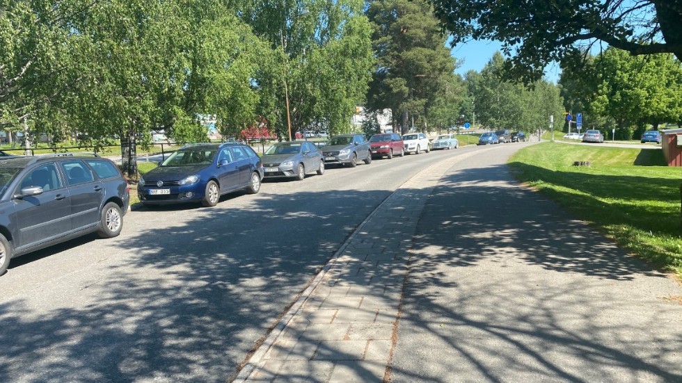Skribenten tycker att Kågevägen är för smal för både biltrafik och parkering.