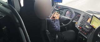 Busschauffören messade – medan han körde – får böter