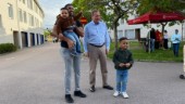 Stefan Löfven på plats i Flen – tidigare statsministern knackar dörr på Salsta