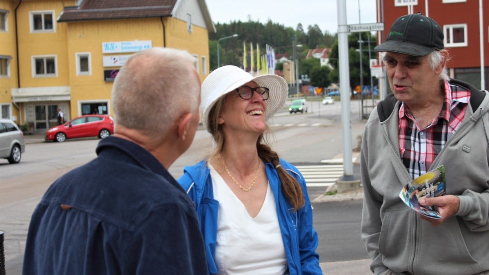 Förstanamnet på kommunlistan Lena Käcker Johansson (KD) var också på plats för att kampanja.