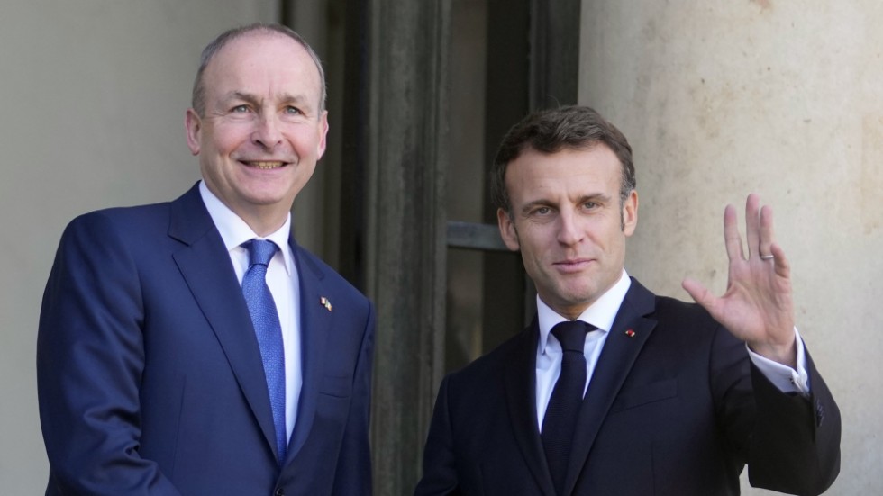 Den irländske premiärministern Micheál Martin, som här tas emot av Frankrikes president Emmanuel Macron, skrev under överenskommelsen i Paris.
