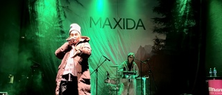 Hiphop-stjärnan Maxida Märak sjöng på torget i Katrineholm – manifestation Mot våld mot kvinnor: "Ingen av oss går säker"
