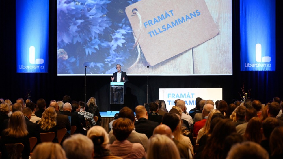 Liberalernas partiledare Johan Pehrson (L) håller tal efter att röstats fram som ny partiordförande på Liberalernas extra landsmöte på Clarion Hotel Sign i Stockholm.