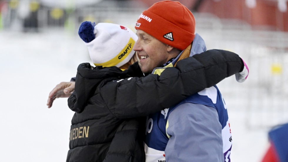 RUKA 20221127Frida Karlsson kramar om sin tränare Per Nilsson efter målgången efter världscuppsegern i Ruka.