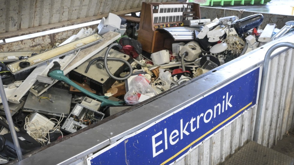 "Hela världen skriker efter metaller och mineraler till batterier när miljontals fordon ska elektrifieras. Ändå hamnar 8 000 ton uttjänt hemelektronik varje år i hushållssoporna i stället för att tas tillvara – bara i Sverige", skriver Anders Gunnarsson på miljöföretaget Ragn-Sells.