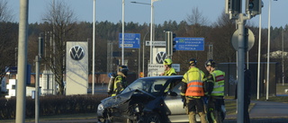 En till sjukhus efter krock vid korsning