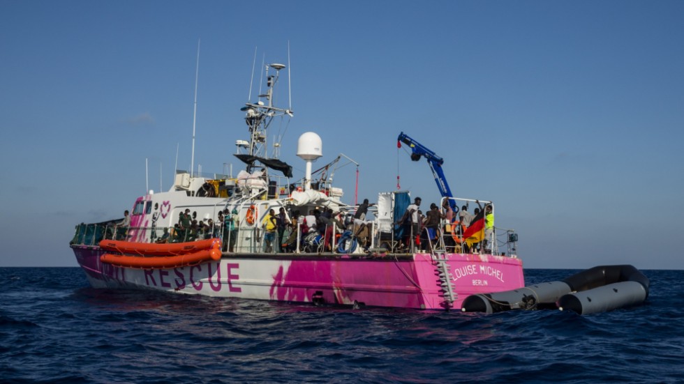 Räddningsfartyget Louise Michel, som bekostas av konstnären Banksy, har beslagtagits av italienska kustbevakningen. Arkivbild.
