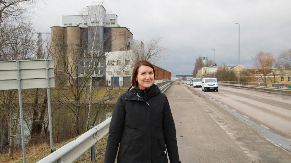 Dagens Kallerstadsbro är ungefär 15 meter bred. Den ska ersättas av en järnvägsbro med 80–90 meters bredd. Anna Lamberthz är kommunens projektledare för Ostlänken.