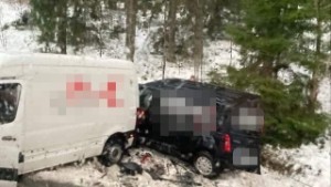 Tre till sjukhus när skåpbil och pickup krockade
