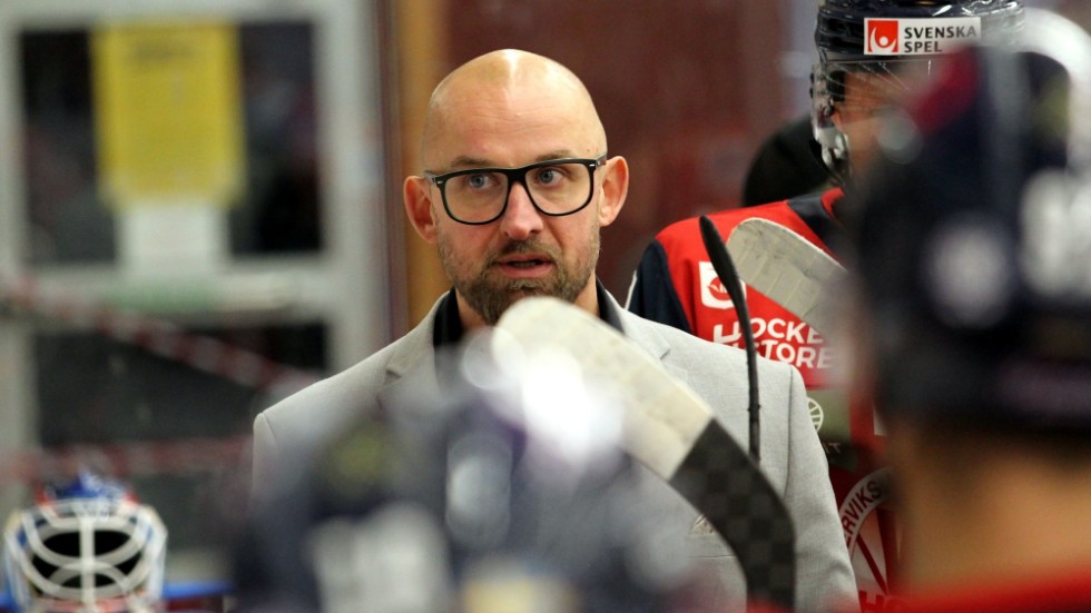 Morgan Persson växlade om. Från rollen som sportchef i Vimmerby Hockey till assisterande tränare i Västerviks IK. 