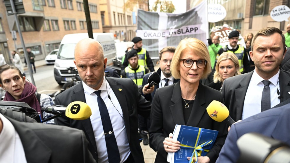 Finansminister Elisabeth Svantesson (M) på väg till riksdagen med budgetpropositionen för 2023 under tisdagens budgetpromenad.