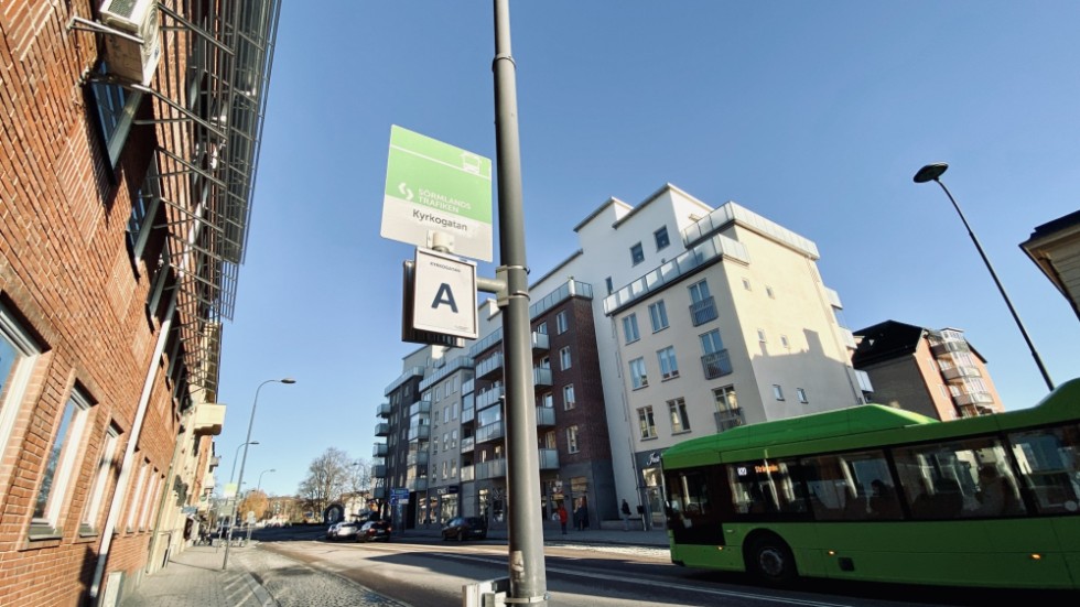 Insändarskribenten vill att busslinje 18 flyttas från Kyrkogatan till Careliigatan.