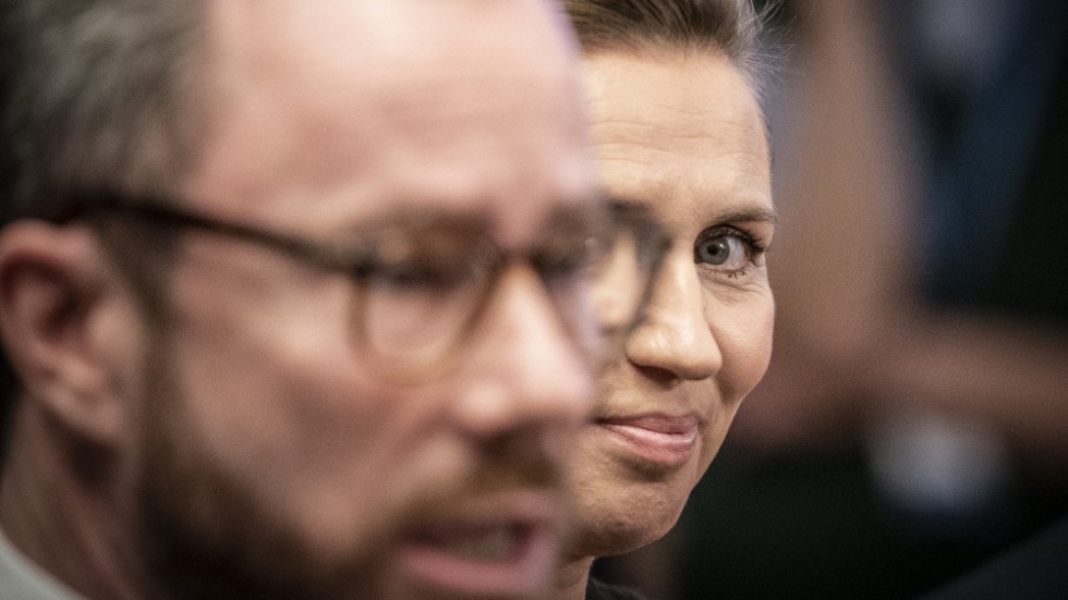 Danmarks statsminister Mette Frederiksens socialdemokrater tappar stöd. Här står hon sida vid sida med Venstres ledare Jakob Ellemann-Jensen, numera regeringskollega (och försvarsminister). Arkivbild.
