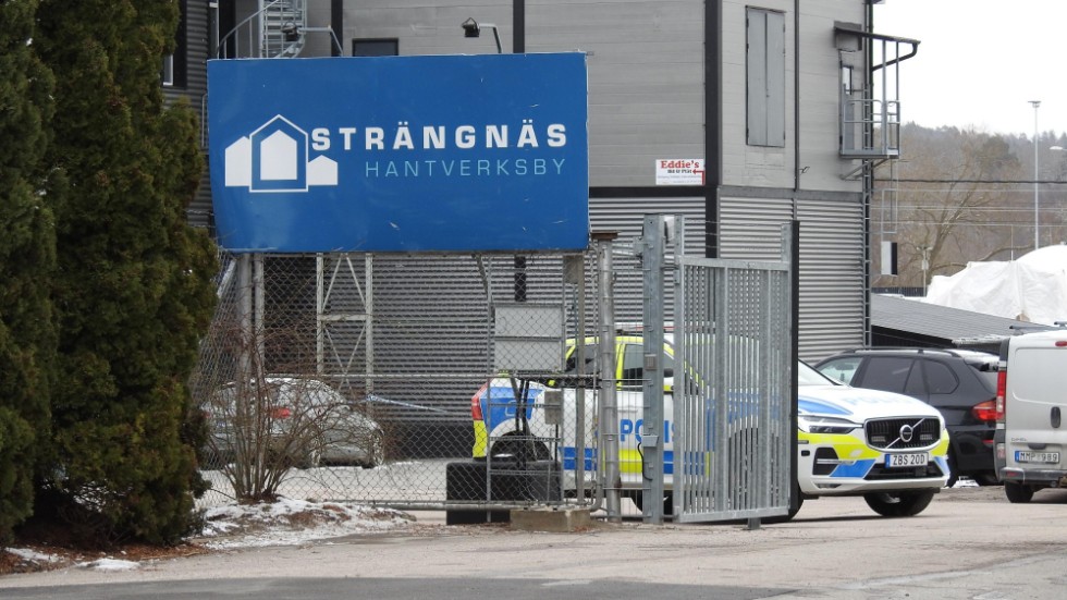 Fortsatt polisnärvaro vid industriområdet Strängnäs hantverksby på måndagen.
