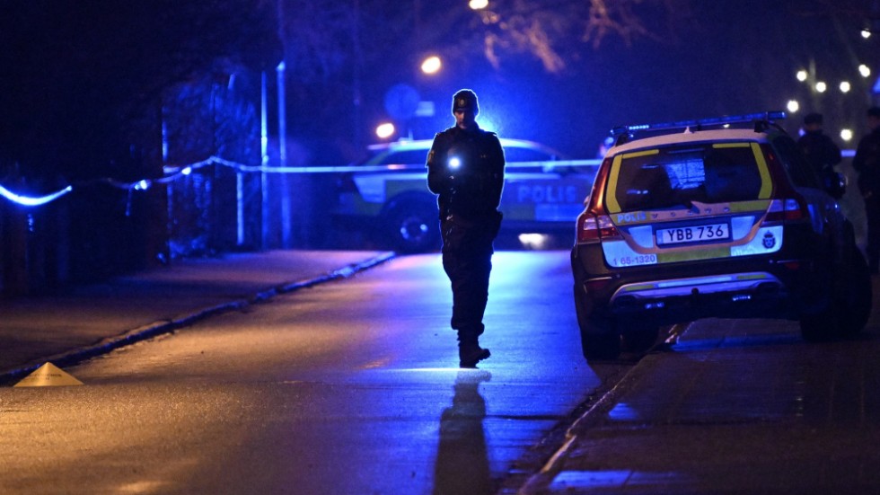Polis på plats på i stadsdelen Segevång i Malmö sedan en man i 30-årsåldern hittats skjuten tidigare i februari.