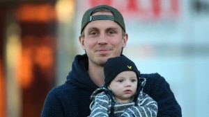 Mer fotboll för Lindsten under pappaledigheten: "Redan igång och sparkar"