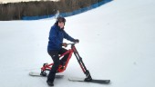 Han cyklar nerför Yxbacken – i snön – "Populärt i Alperna"