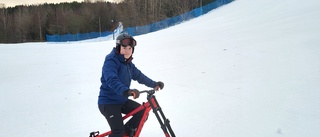 Han cyklar nerför Yxbacken – i snön – "Populärt i Alperna"
