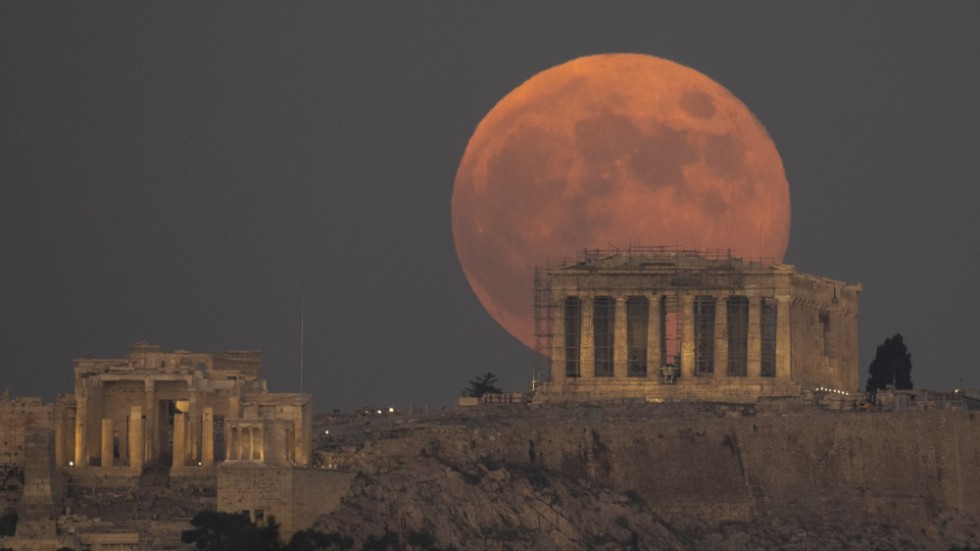 Parthenon, till höger med månen i bakgrunden, i november. Arkivbild.