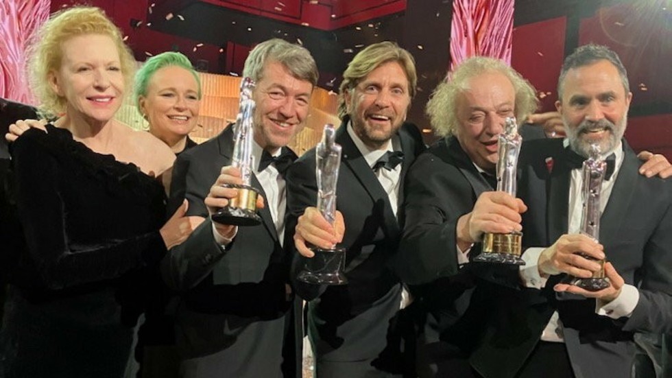 Ruben Östlund med producenter och skådespelare från filmen "Triangle of sadness" firar succén på European Film Awards i Reykjavik. Handout.