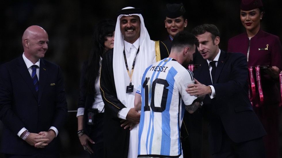 Argentinas Lionel Messi gratuleras av Frankrikes president Emmanuel Macron, Fifas ordförande Gianni Infantino samtQatars emir Sheikh Tamim bin Hamad al-Thani.