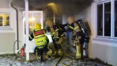 Åtta till sjukhus efter brand i flerfamiljshus