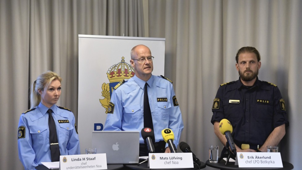 Linda Staaf, chef för underrättsenheten på Noa, och Mats Löfving, numera regionpolischef i Stockholm och ställföreträdande rikspolischef, vid en pressträff 2019. Arkivbild.