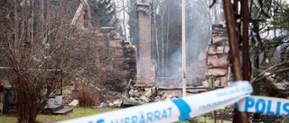 Villa brann ner till grunden i natt · Endast murstocken kvar på onsdagsmorgonen