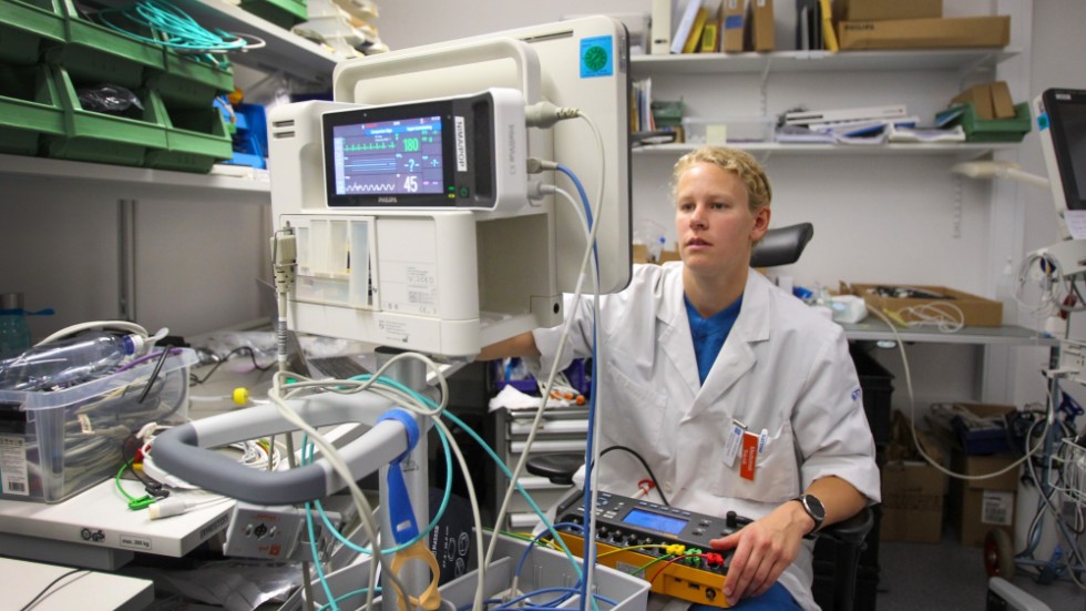 Cajsa Andersson felsöker en av sjukhusets maskiner för patientövervakning.