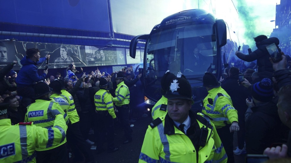 Missnöjda Evertonsupportrar mötte spelarbussarna inför matchen mot Southampton.